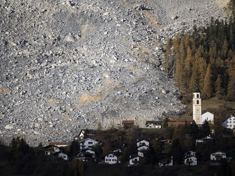 Der Felsschutt bewegt sich langsam auf das Dorf zu. - Foto: Gian Ehrenzeller/KEYSTONE/dpa