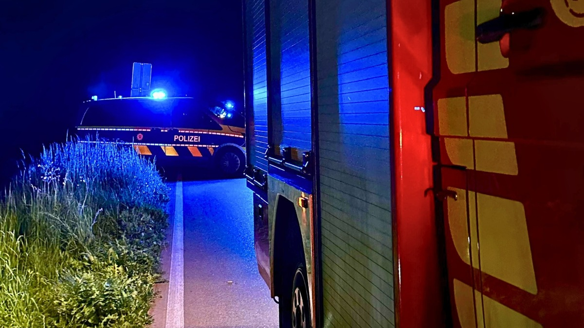 FW Hünxe: Pkw kollidiert mit Baum - Eine verletzte Person - Foto: presseportal.de