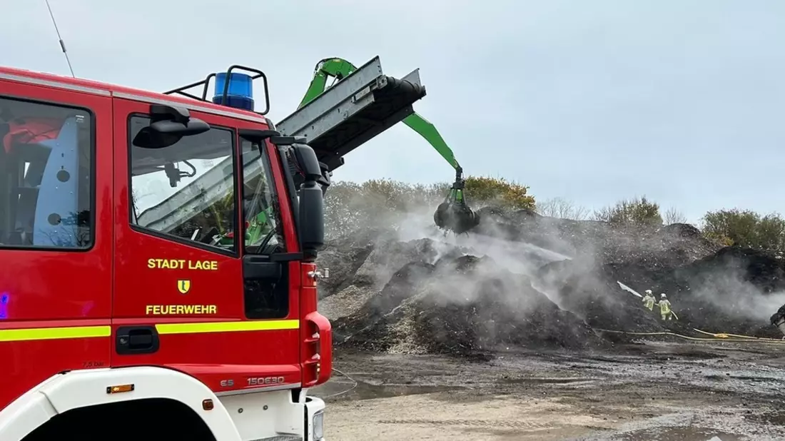 FW Lage: Feuer 2 / Brennt im Holzhaufen - 09.11.24 - 11:01 Uhr - Bild: presseportal.de