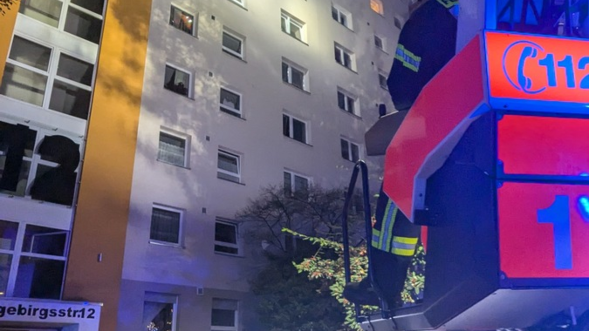 FW-BN: Feuer in Mehrfamilienhaus in Tannenbusch - Gebäude aktuell unbewohnbar. - Foto: presseportal.de