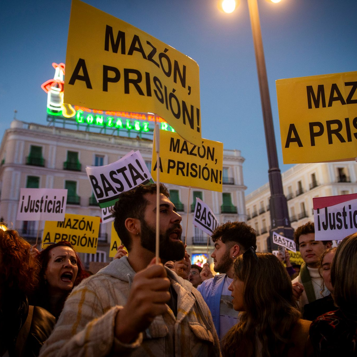 Einige trugen Plakate mit Aufschriften wie «Mazón ins Gefängnis!» oder «Gerechtigkeit!». - Foto: Juan Barbosa/EUROPA PRESS/dpa