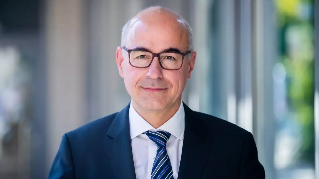 Der Ökonom Achim Wambach mahnt angesichts der Regierungskrise in Deutschland und der Wahl von Trump Reformen an (Archivbild).  - Bild: Christoph Soeder/dpa