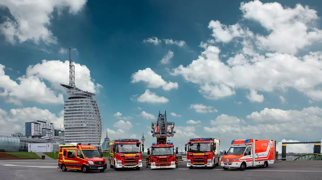 FW Bremerhaven: Feuerwehr bewältigt drei Paralleleinsätze mit Unterstützung von Technischem Hilfswerk und Freiwilliger Feuerwehr - Bild: presseportal.de