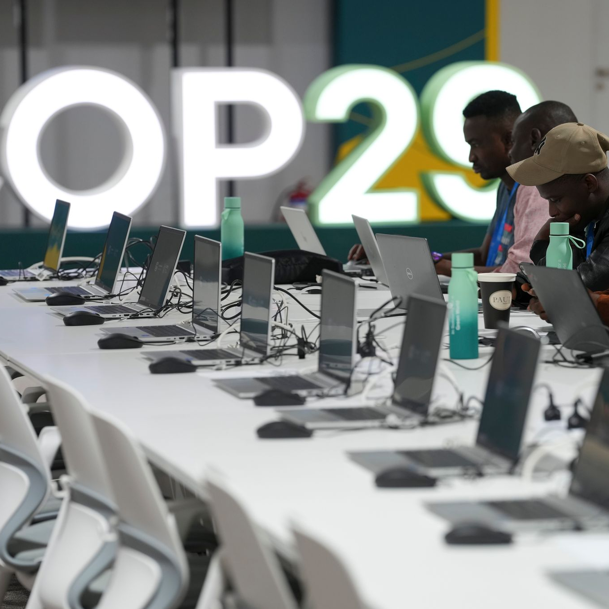 Zumindest technisch bereit für die Klimakonferenz: das Tagungsgelände in Baku. - Foto: Peter Dejong/AP