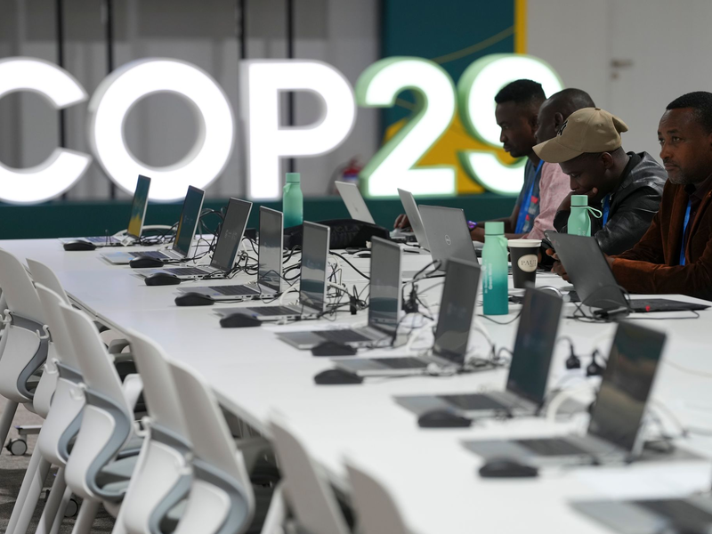 Zumindest technisch bereit für die Klimakonferenz: das Tagungsgelände in Baku. - Foto: Peter Dejong/AP