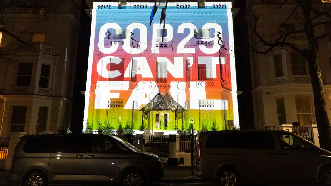 Botschaft von Klimaaktivisten aus London nach Baku: Die COP20 dürfe nicht scheitern.  - Bild: Lee Mills/ FOR GREEN NEW DEAL RISING/AP/dpa