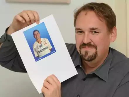 Viele haben früher Autogramme gesammelt, der Göttinger Sammler Christian Bach hat rund 10.000 zusammengetragen.  - Foto: Swen Pförtner/dpa