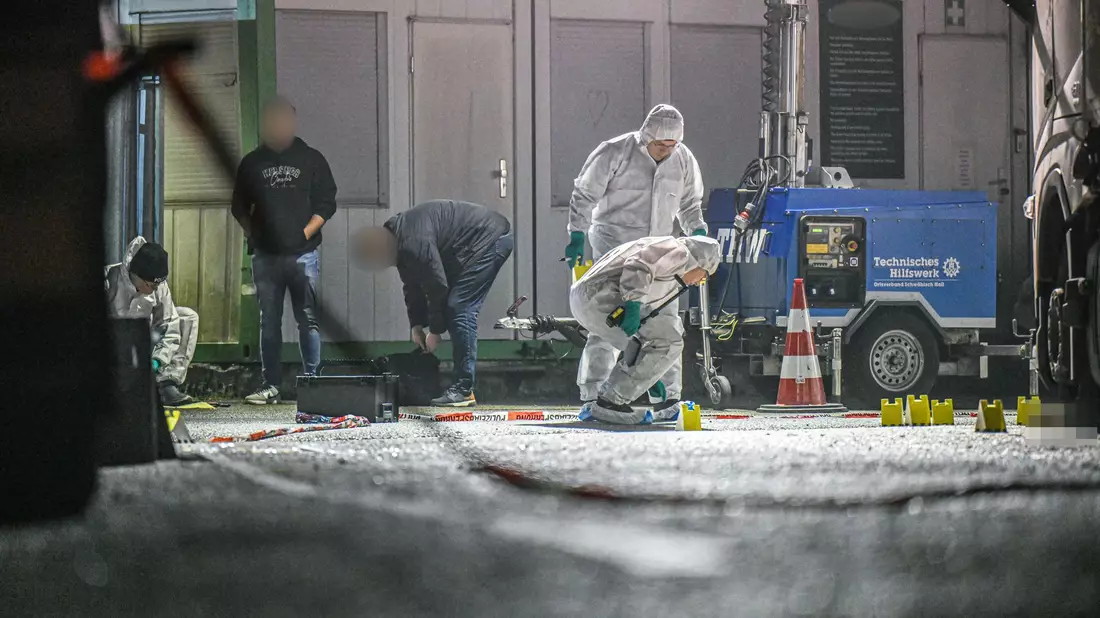 Ersten Erkenntnissen nach waren die Beteiligten Lastwagenfahrer.  - Bild: Marius Bulling/onw-images/dpa