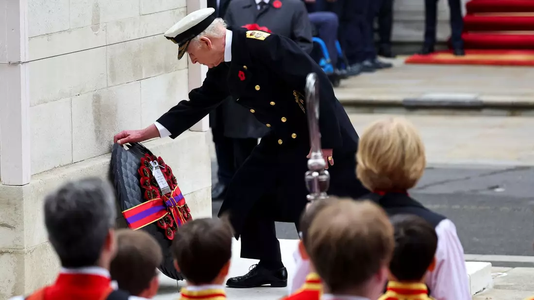 Zum National Service of Remembrance gehören ein zweiminütiges Gedenken in Stille und Kranzniederlegungen durch Royals und Vertreter der Regierung. Hier König Charles III. in Aktion. - Bild: Toby Melville/Pool Reuters/AP