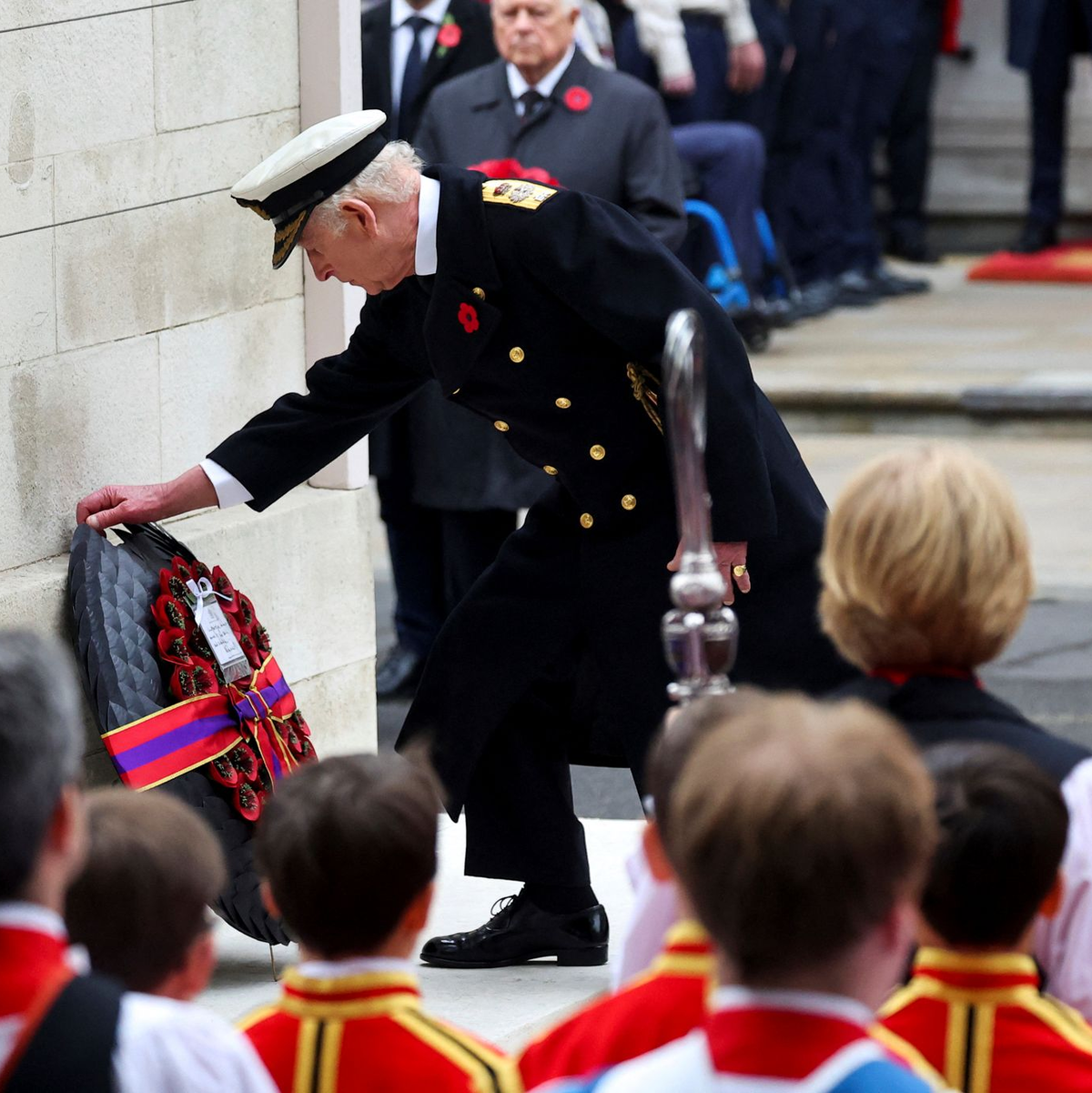Zum National Service of Remembrance gehören ein zweiminütiges Gedenken in Stille und Kranzniederlegungen durch Royals und Vertreter der Regierung. Hier König Charles III. in Aktion. - Foto: Toby Melville/Pool Reuters/AP