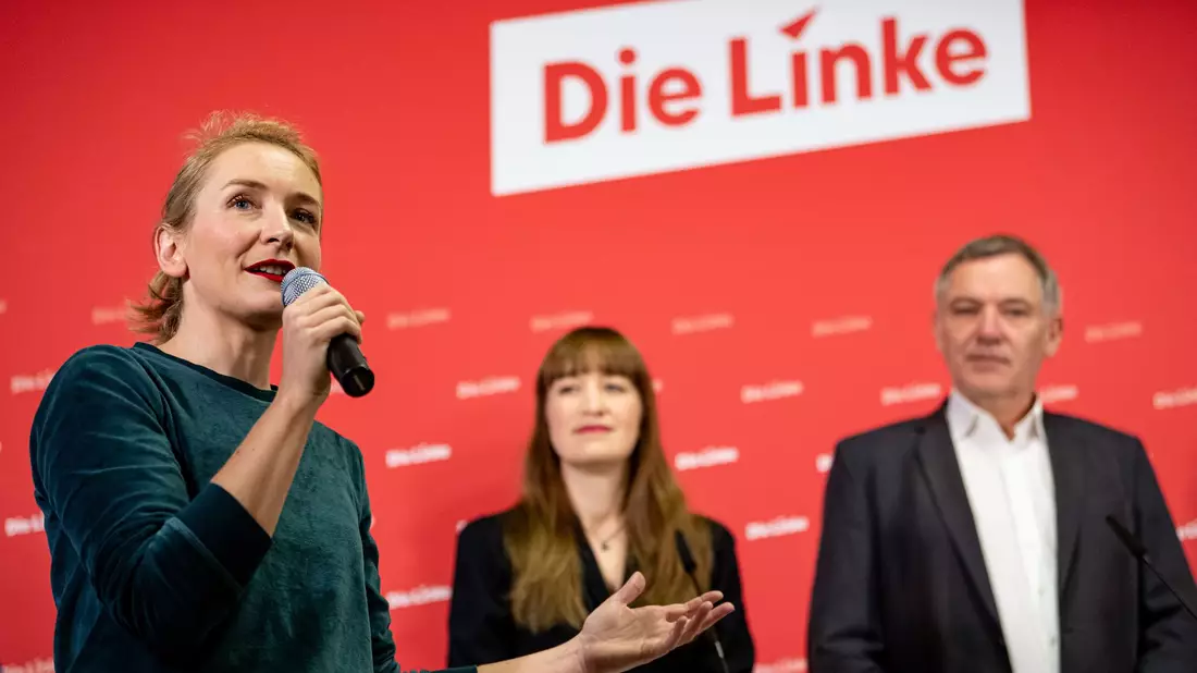 Heidi Reichinek (Mitte) und Jan van Aken treten für die Linke bei der Bundestagswahl an. Das gab die Parteivorsitzende Ines Schwerdtner (l.) bekannt. - Bild: Fabian Sommer/dpa