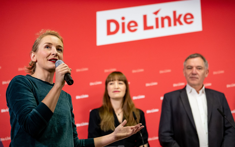 Heidi Reichinek (Mitte) und Jan van Aken treten für die Linke bei der Bundestagswahl an. Das gab die Parteivorsitzende Ines Schwerdtner (l.) bekannt. - Foto: Fabian Sommer/dpa