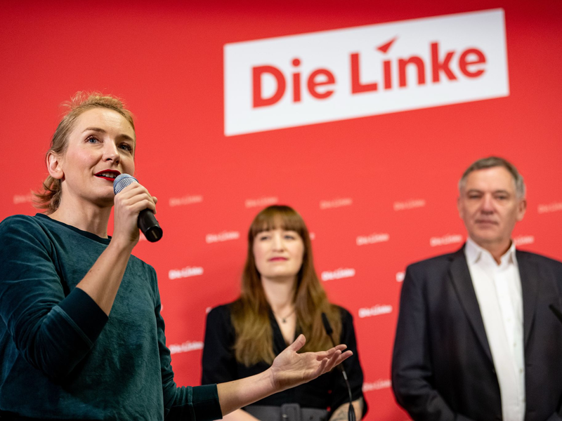 Heidi Reichinek (Mitte) und Jan van Aken treten für die Linke bei der Bundestagswahl an. Das gab die Parteivorsitzende Ines Schwerdtner (l.) bekannt. - Foto: Fabian Sommer/dpa