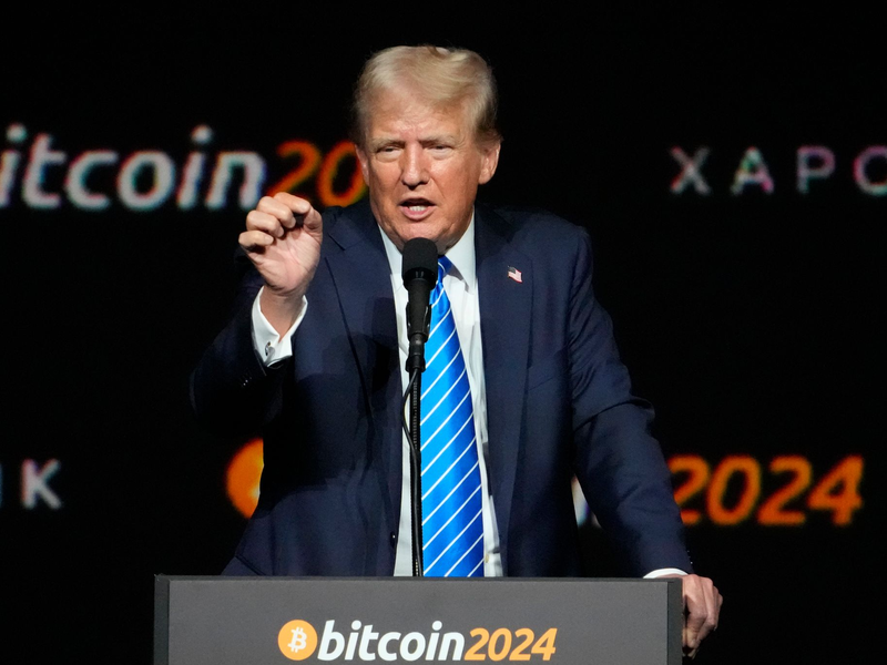 Auf einer großen Bitcoin-Konferenz in Nashville hat Trump verspochen, den Kryptomarkt weitgehend unreguliert zu lassen. (Archivbild)  - Foto: Mark Humphrey/AP/dpa