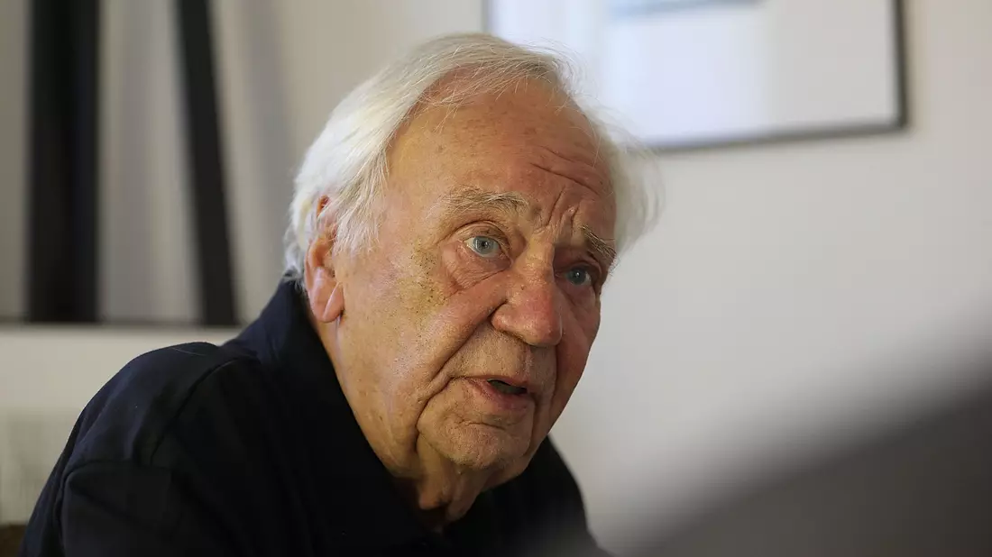 Becker machte sich als Lyriker, Prosa-Autor und Verfasser von Hörspielen einen Namen. (Archivbild) - Bild: picture alliance / Oliver Berg/dpa