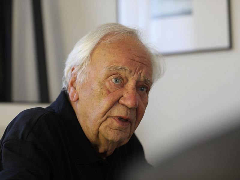 Becker machte sich als Lyriker, Prosa-Autor und Verfasser von Hörspielen einen Namen. (Archivbild) - Foto: picture alliance / Oliver Berg/dpa