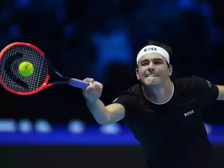 Daniil Medwedew geriet mit der Niederlage gegen Taylor Fritz unter Druck. - Foto: Antonio Calanni/AP