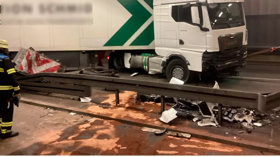 FW-M: Aufwendige Lkw-Bergung sorgt für Verkehrsbehinderungen (Sendling) - Bild: presseportal.de