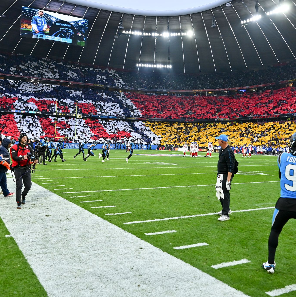 In der Allianz Arena wurde ein große Choreographie vorbereitet. - Foto: Lennart Preiss/AP/dpa