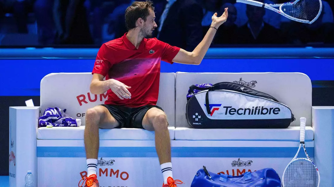 Daniil Medwedew ließ Frust raus - und zerstörte einen seiner Tennisschläger. - Bild: Marco Alpozzi/LaPresse/AP/dpa