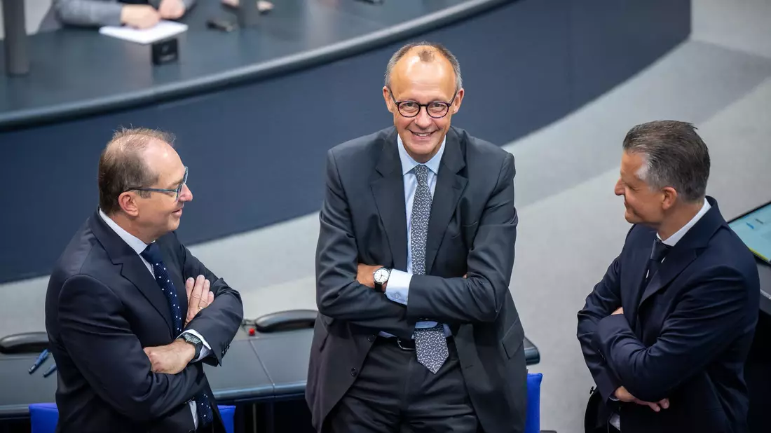 Unionsfraktionschef Merz pocht darauf, dass Kanzler Scholz die Vertrauensfrage schon am Mittwoch stellt. (Archivbild) - Bild: Michael Kappeler/dpa