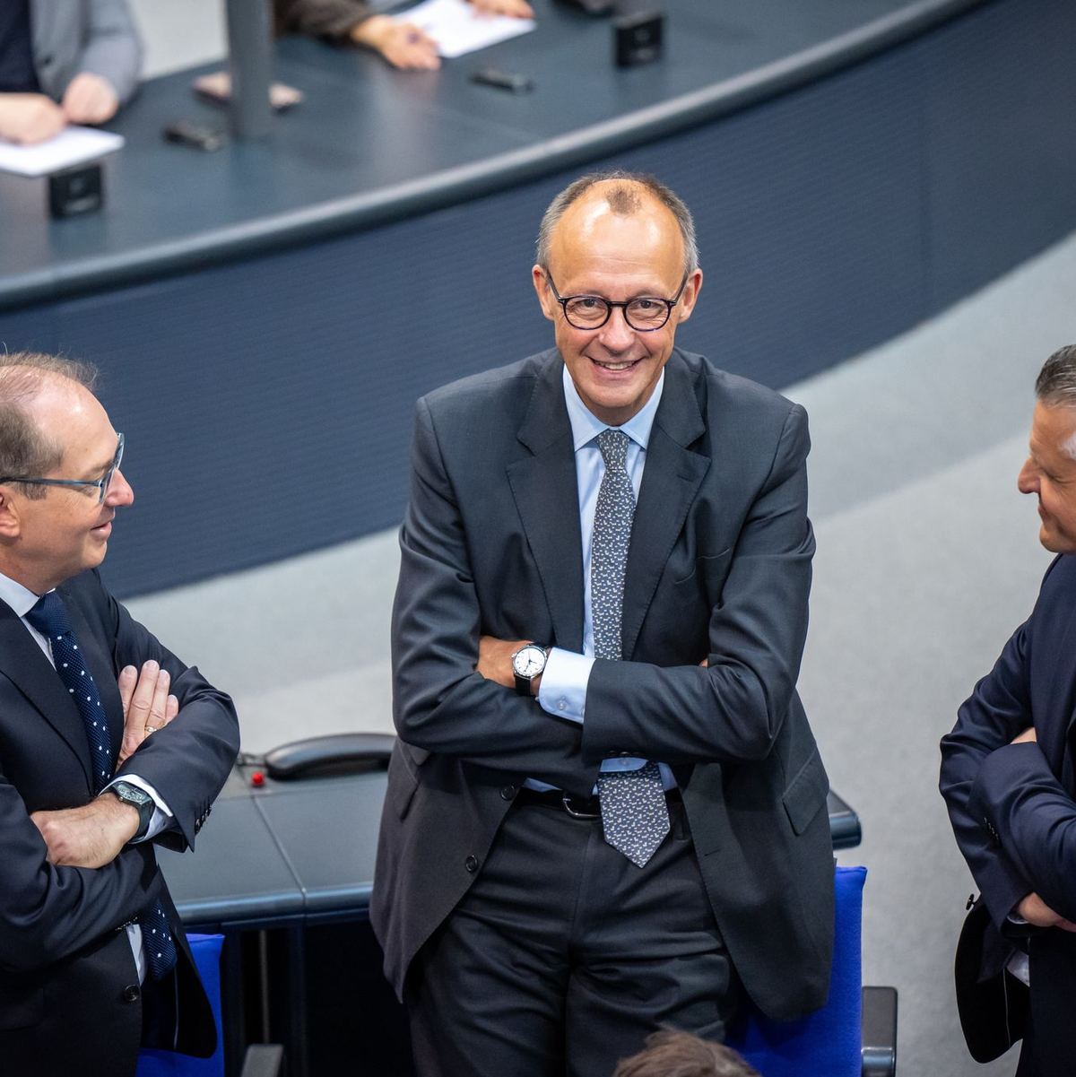 Unionsfraktionschef Merz pocht darauf, dass Kanzler Scholz die Vertrauensfrage schon am Mittwoch stellt. (Archivbild) - Foto: Michael Kappeler/dpa