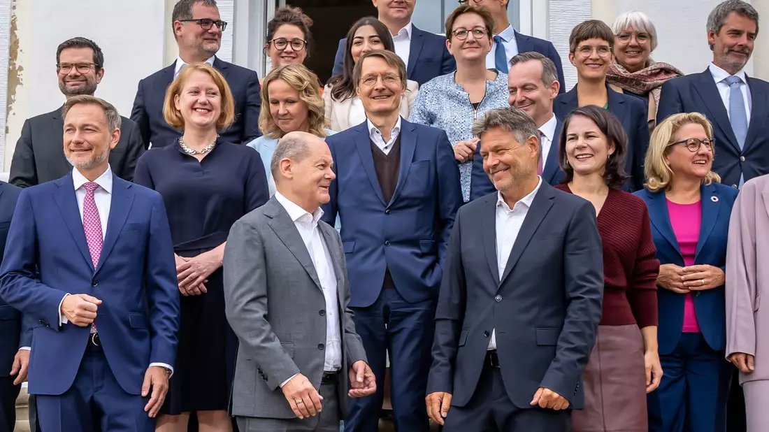 Zur Halbzeit-Klausur des Kabinetts Ende August 2023 wurde noch miteinander gelacht. (Archivbild) - Bild: Michael Kappeler/dpa