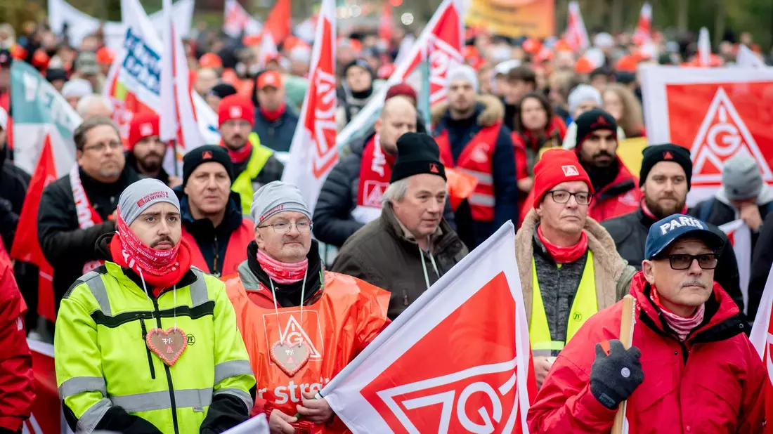 Nach zahlreichen Warnstreiks hoffen Arbeitgeber und die IG Metall in der vierten Verhandlungsrunde in Hamburg auf einen Durchbruch im Tarifstreit in der Metall- und Elektroindustrie. (Archivbild) - Bild: Hauke-Christian Dittrich/dpa