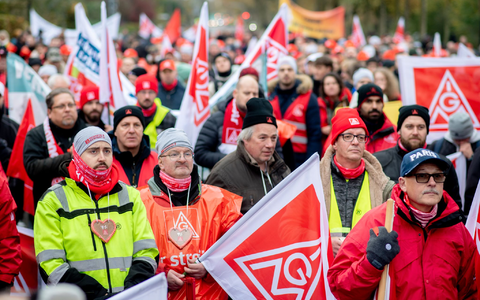 Nach zahlreichen Warnstreiks hoffen Arbeitgeber und die IG Metall in der vierten Verhandlungsrunde in Hamburg auf einen Durchbruch im Tarifstreit in der Metall- und Elektroindustrie. (Archivbild) - Foto: Hauke-Christian Dittrich/dpa