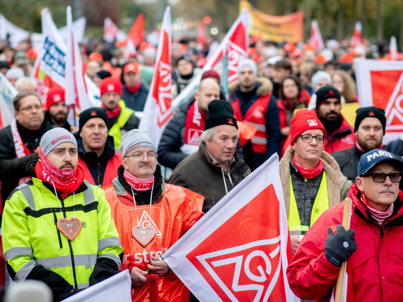 Nach zahlreichen Warnstreiks hoffen Arbeitgeber und die IG Metall in der vierten Verhandlungsrunde in Hamburg auf einen Durchbruch im Tarifstreit in der Metall- und Elektroindustrie. (Archivbild) - Foto: Hauke-Christian Dittrich/dpa