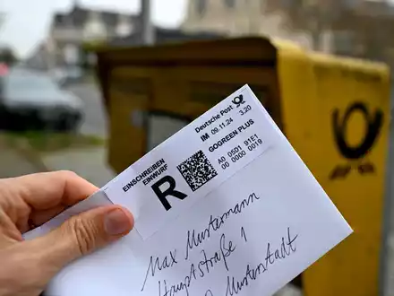 Statt des sogenannten Prio-Briefes sollen teurere Einschreiben ermöglichen, dass eine Sendung besonders schnell ankommt. (Symbolbild) - Foto: Wolf von Dewitz/dpa