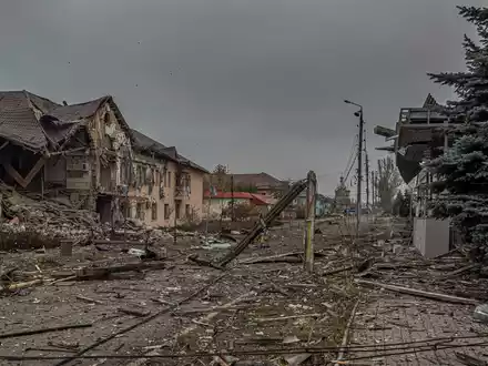 In der Frontausbuchtung um die von einer Einschließung bedrohten und stark zerstörten Kleinstadt Kurachowe im Donezker Gebiet erzielten die russischen Truppen ukrainischen Militärbeobachtern zufolge weiter Geländegewinne. (Archivbild) - Foto: Anton Shtuka/AP/dpa