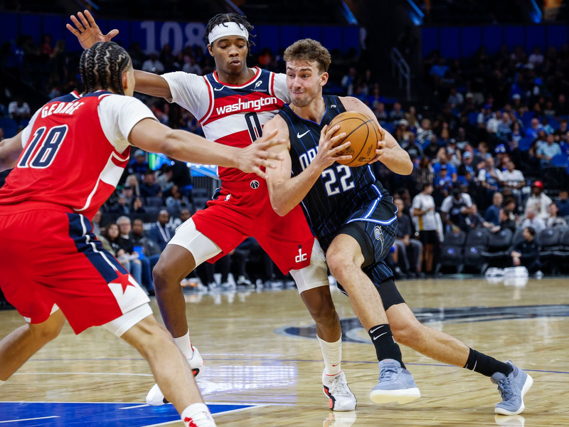 Franz Wagner (r.) kommt immer besser in Fahrt. - Foto: Kevin Kolczynski/AP/dpa
