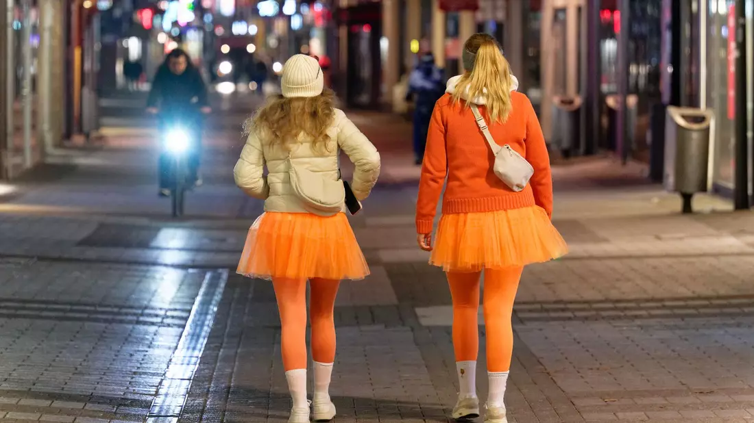 Kölle Allaaf um sieben Uhr: Zum 11.11. mischen sich so manche Clowns unter die Pendler am Kölner Hauptbahnhof. - Bild: Henning Kaiser/dpa
