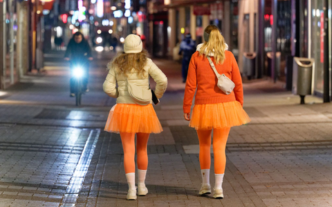 Kölle Allaaf um sieben Uhr: Zum 11.11. mischen sich so manche Clowns unter die Pendler am Kölner Hauptbahnhof. - Foto: Henning Kaiser/dpa