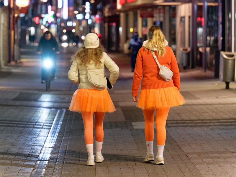 Kölle Allaaf um sieben Uhr: Zum 11.11. mischen sich so manche Clowns unter die Pendler am Kölner Hauptbahnhof. - Foto: Henning Kaiser/dpa