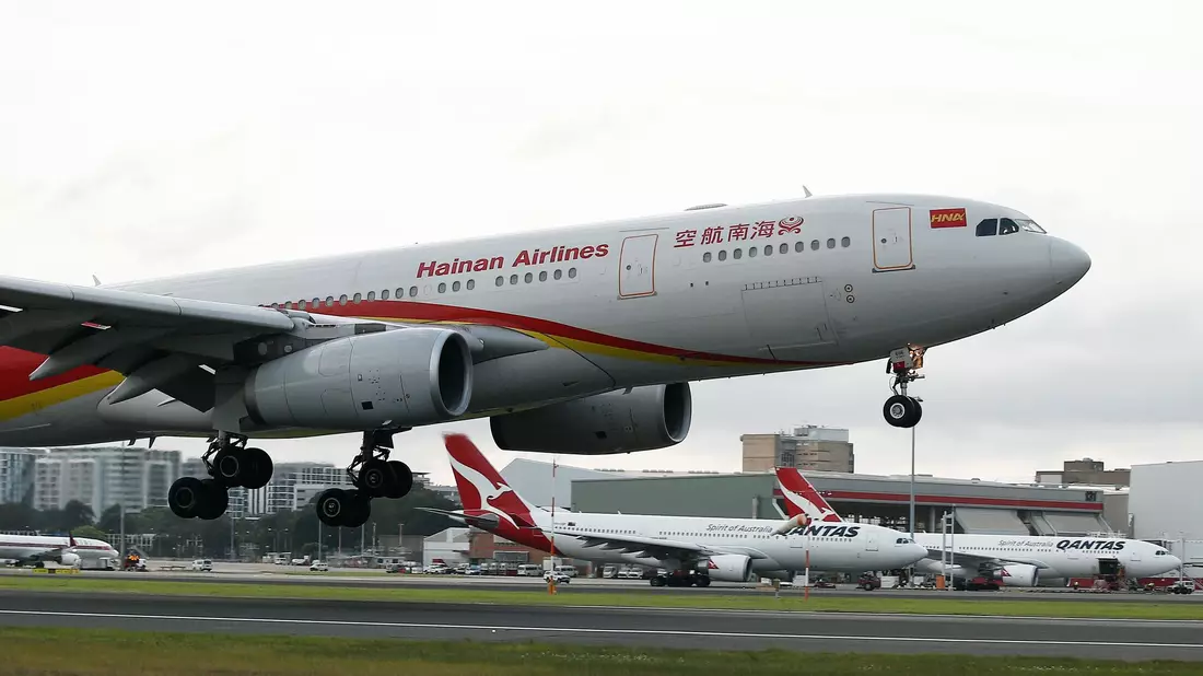 Eine Maschine von Hainan Airlines musste kurz nach dem Start östlich von Rom wegen eines Feuers umkehren. (Archivbild) - Bild: Rob Griffith/AP/dpa