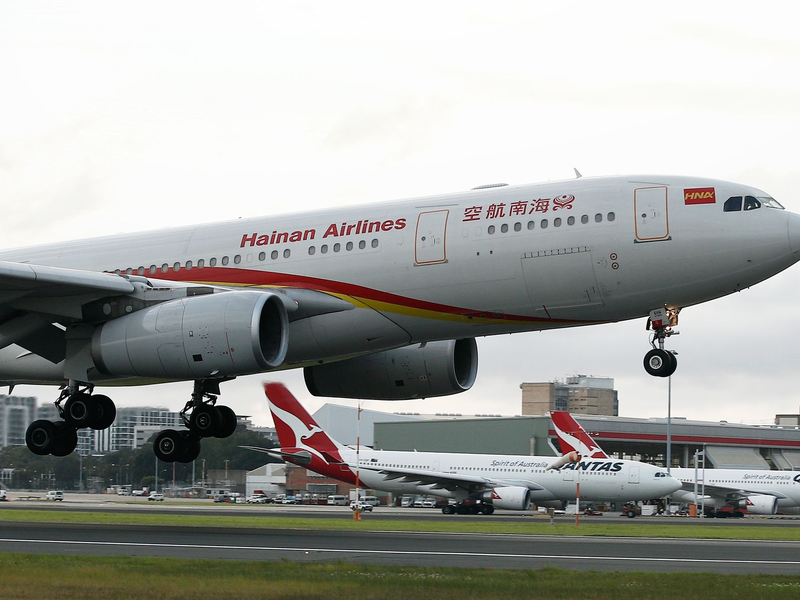 Eine Maschine von Hainan Airlines musste kurz nach dem Start östlich von Rom wegen eines Feuers umkehren. (Archivbild) - Foto: Rob Griffith/AP/dpa