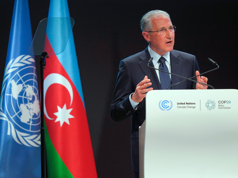 Auch viele Lobbyisten sind angereist zur COP29 in Baku. - Foto: Peter Dejong/AP/dpa