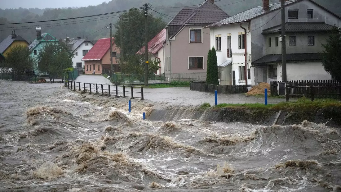 Extremwetter wie verheerende Regenfällen nehmen mit dem Klimawandel zu  (Archivbild) - Bild: Petr David Josek/AP