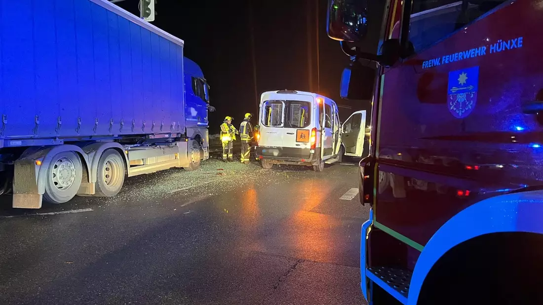 FW Hünxe: Verkehrsunfall zwischen Lkw und Transporter - Eine verletzte Person - Bild: presseportal.de