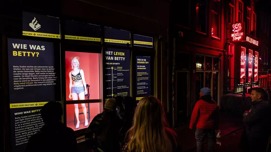  Die Amsterdamer Polizei hofft, mit Hilfe des Hologramms den 15 Jahre alten Mord an der damals 19-jährigen Szabo aufzuklären. - Bild: Robin Van Lonkhuijsen/ANP/dpa
