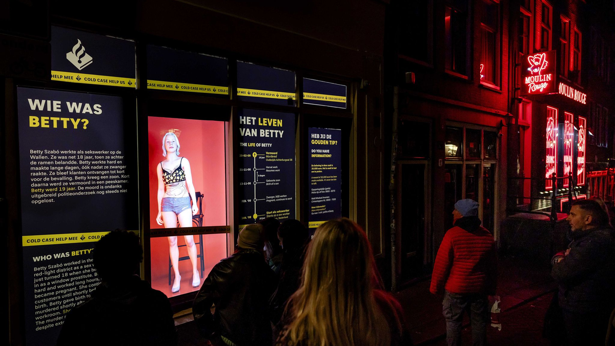  Die Amsterdamer Polizei hofft, mit Hilfe des Hologramms den 15 Jahre alten Mord an der damals 19-jährigen Szabo aufzuklären. - Foto: Robin Van Lonkhuijsen/ANP/dpa