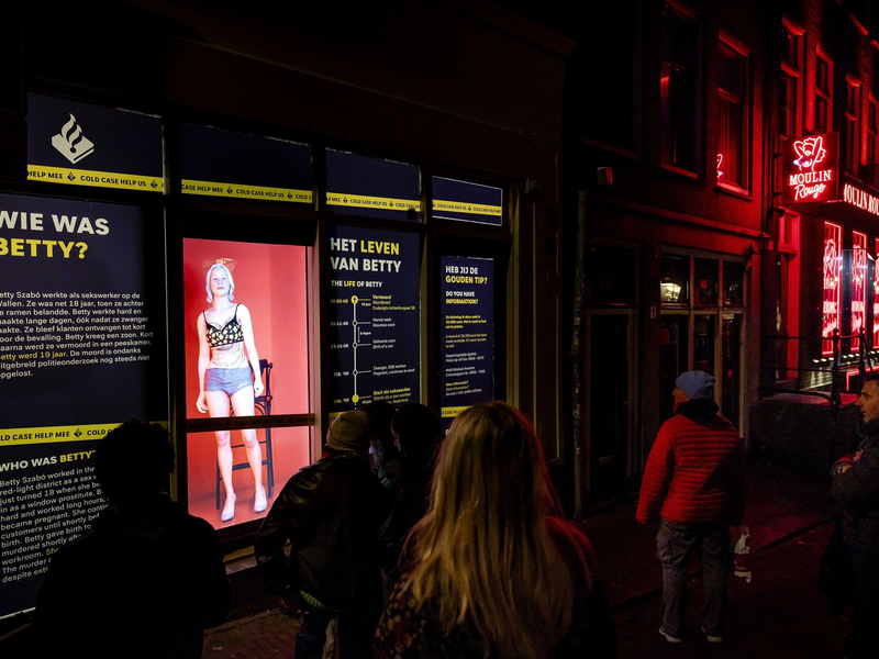  Die Amsterdamer Polizei hofft, mit Hilfe des Hologramms den 15 Jahre alten Mord an der damals 19-jährigen Szabo aufzuklären. - Foto: Robin Van Lonkhuijsen/ANP/dpa