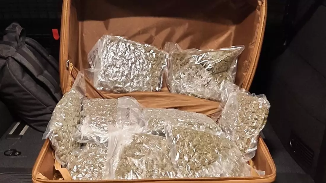 BPOL-BadBentheim: Ein Koffer voller Drogen / 26-Jähriger hat Marihuana im Wert von rund 53.000 Euro im Gepäck - Bild: presseportal.de