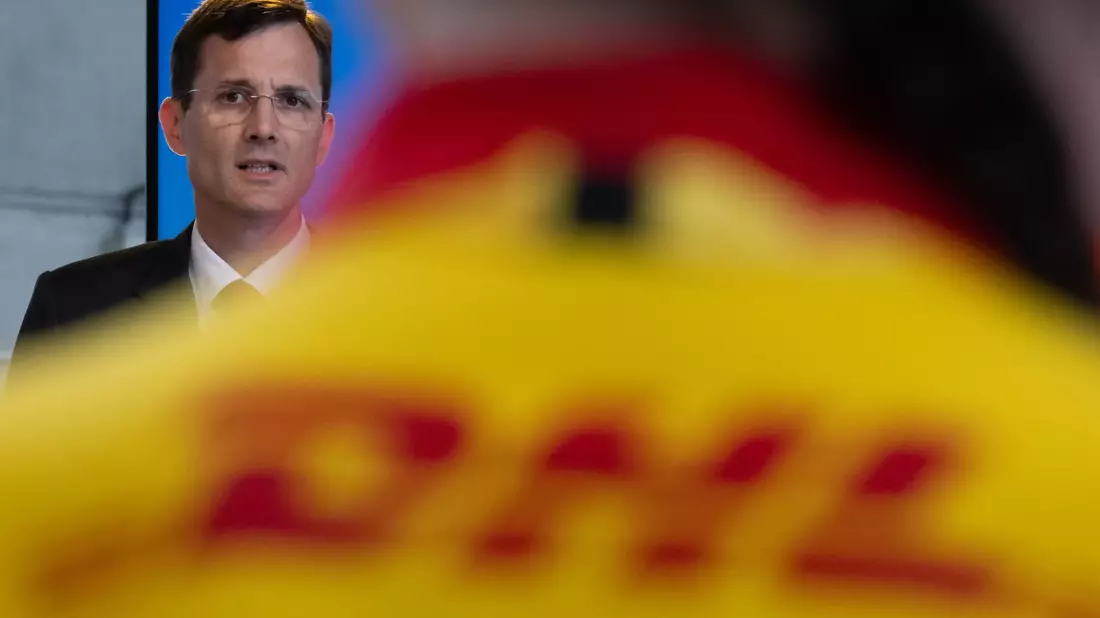 Der Chef des Logistikkonzerns DHL, Tobias Meyer, spricht vor Mitarbeitern. Das Briefgeschäft von DHL heißt Deutsche Post. - Bild: Hendrik Schmidt/dpa