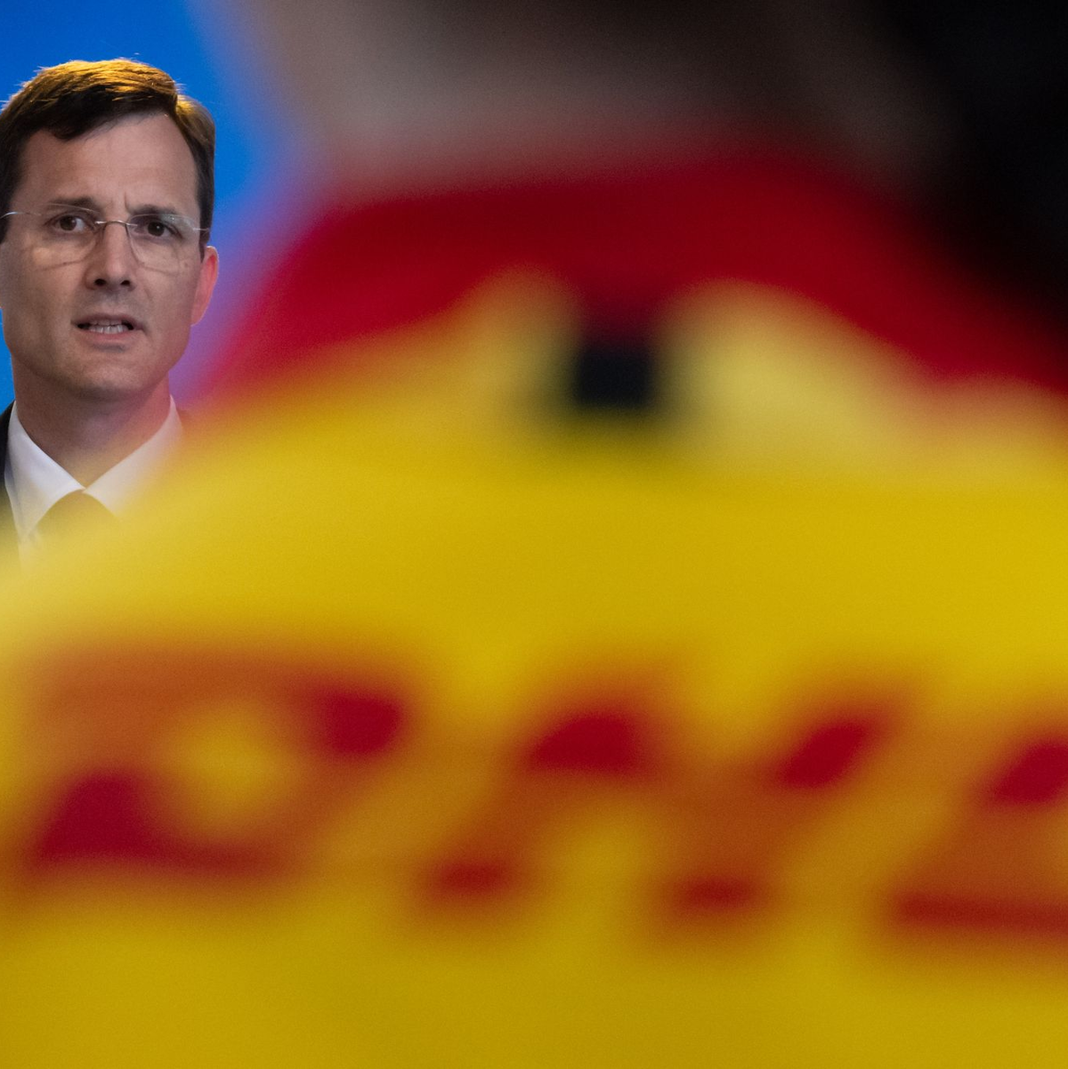 Der Chef des Logistikkonzerns DHL, Tobias Meyer, spricht vor Mitarbeitern. Das Briefgeschäft von DHL heißt Deutsche Post. - Foto: Hendrik Schmidt/dpa