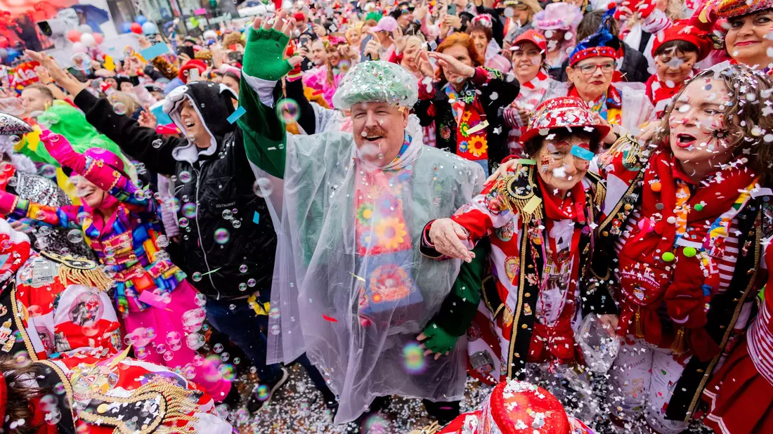 Am 11.11. um 11:11 Uhr beginnt in den närrischen Hochburgen die Karnevalssession. - Bild: Rolf Vennenbernd/dpa