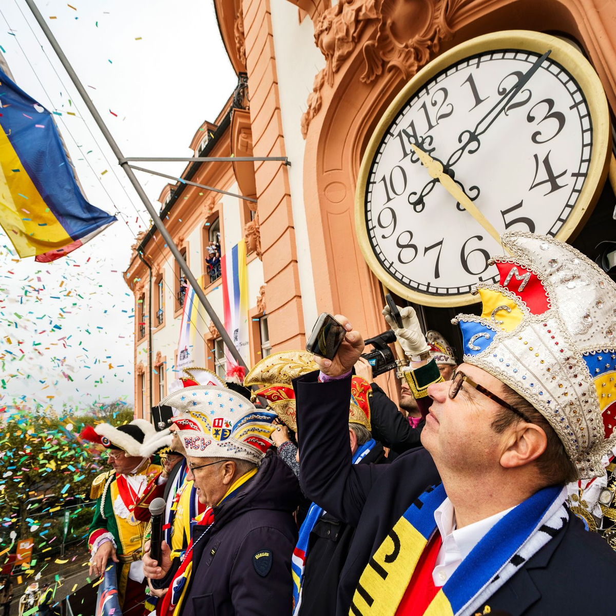 Auf dem Schillerplatz feierten an die 9.000 Närrinnen und Narren bei frischem Wetter.  - Foto: Andreas Arnold/dpa