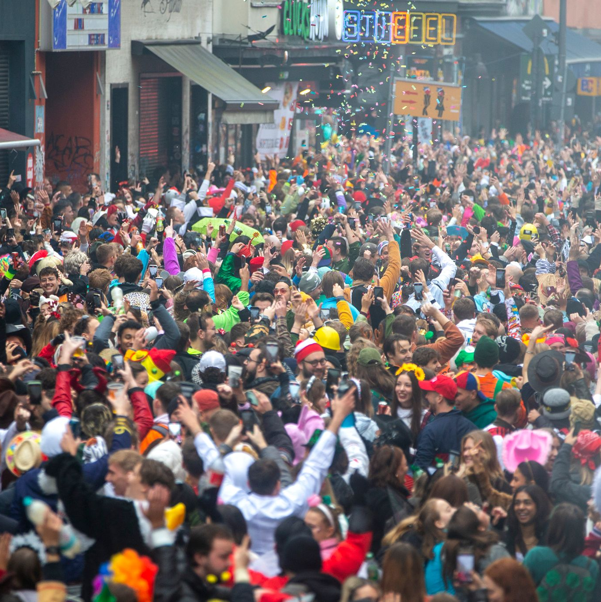 Die Karnevalisten feiern auf den Straßen in Köln. - Foto: Thomas Banneyer/dpa